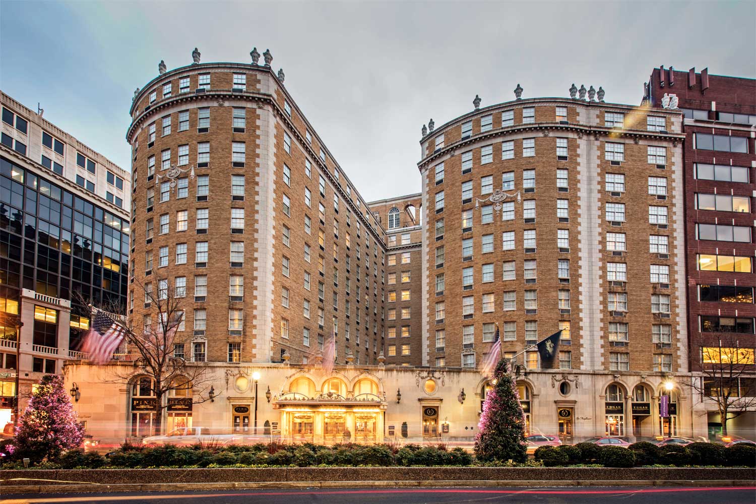 the-mayflower-hotel-exterior-lights